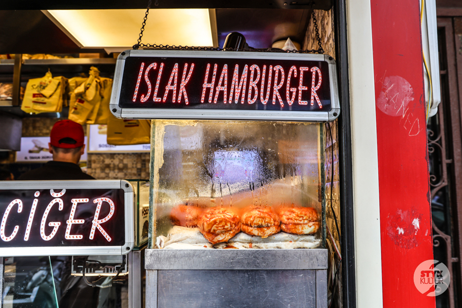 Styk Kultur - blog o Turcji - Islak hamburger: Ikona ulicznych smaków Stambułu