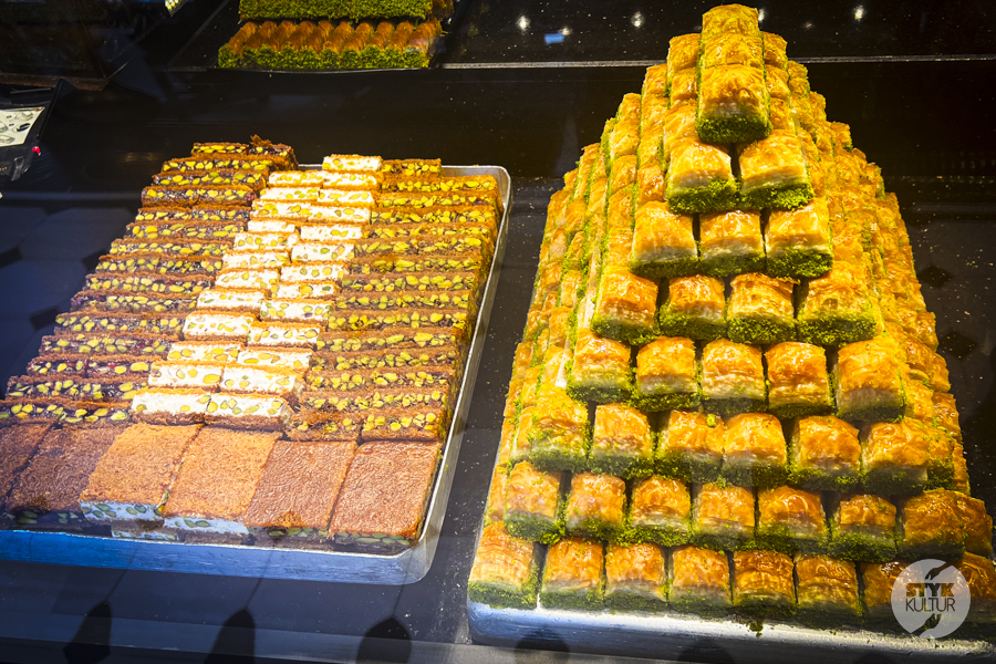 Hafız Mustafa 1864 - słodka kronika Stambułu zapisana w cukrze, pistacjach i czasie Turcja Styk Kultur - Agnieszka Maury | Turcja, Stambuł, książki - Hafız Mustafa 1864 - słodka kronika Stambułu zapisana w cukrze, pistacjach i czasie