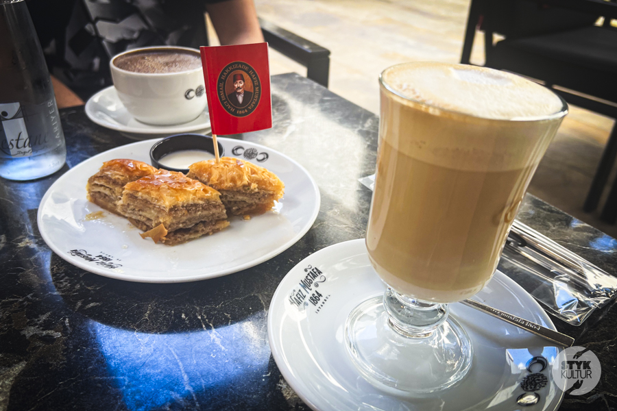 Hafız Mustafa 1864 - słodka kronika Stambułu zapisana w cukrze, pistacjach i czasie Turcja Styk Kultur - Agnieszka Maury | Turcja, Stambuł, książki - Hafız Mustafa 1864 - słodka kronika Stambułu zapisana w cukrze, pistacjach i czasie